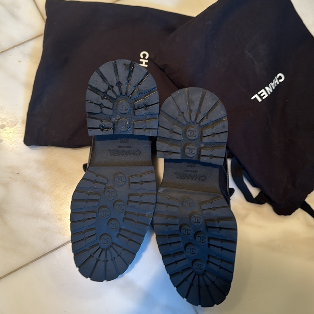 Chanel loafers. Like brand new. Size 37 European or 7 US - Picture 4 of 6
